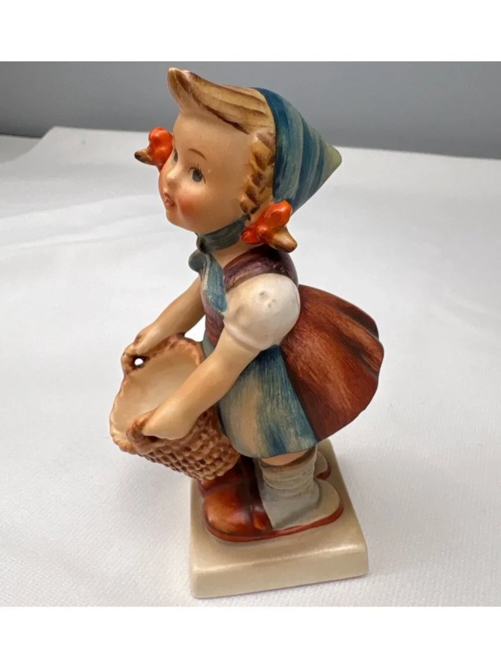 Goebel Hummel Little Helper 73 TMK6 Figurine Germany 5” Hand-Painted Porcelain